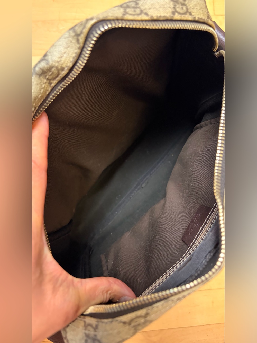 Gucci GG Supreme Messenger Bag - Picture 11 of 17